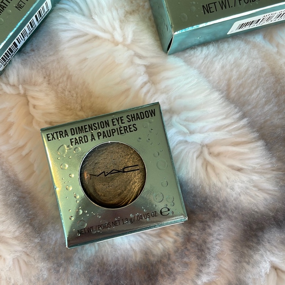 MAC limited edition Extra Dimension eyeshadow -Alluring Aquatics collection